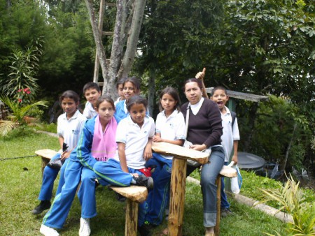 PROFESORA OLGA CON ESTUDIANTES